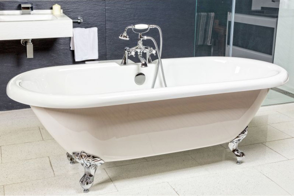 Valley Freestanding Acrylic Bath & Chrome Feet - 1750x800mm